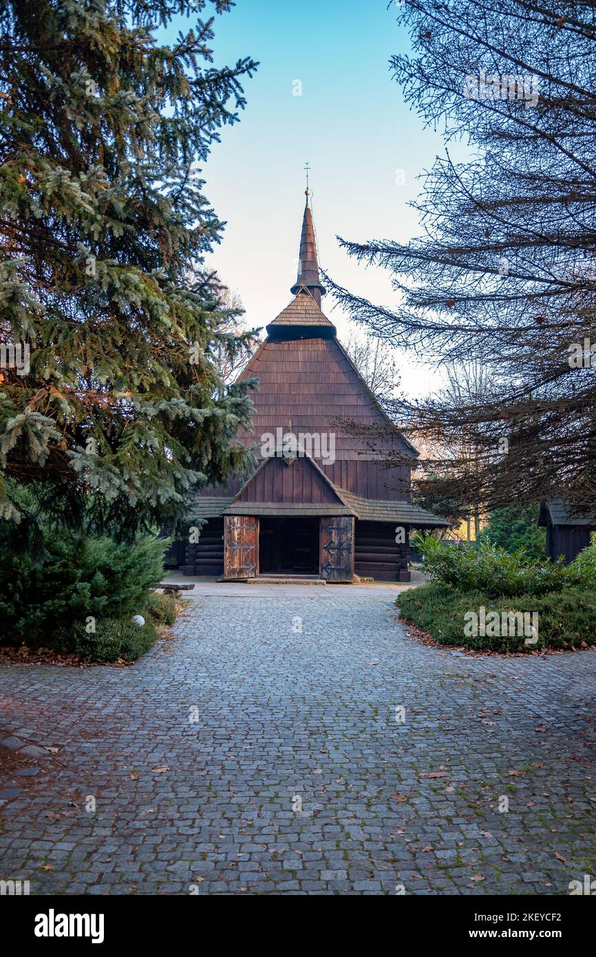 Fassade der Kirche des Erzengels Michael in Katowice, Schlesien, Polen. Hölzerner Tempel vom Anfang des XVI Jahrhunderts, der reloc war Stockfoto