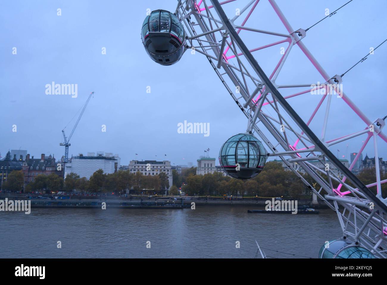 Westminster, London, Großbritannien. 15.. November 2022. Wetter in Großbritannien: Ein nasser und düsterer Start in den Tag in Westminster mit dunklem, grauem Himmel über den Houses of Parliament. In Teilen des Vereinigten Königreichs gibt es heute gelbe Wetterwarnungen bei nassem Wetter. Kredit: Celia McMahon/Alamy Live Nachrichten. Stockfoto