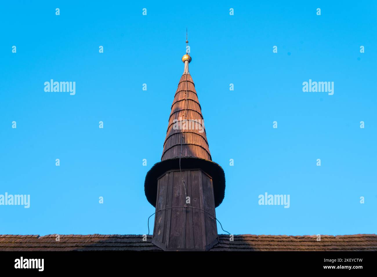 Kleiner Turm auf dem Dach der Kirche des Erzengels Michael in Katowice, Schlesien, Polen. Hölzerner Tempel vom Anfang des XVI. Jahrhunderts Stockfoto