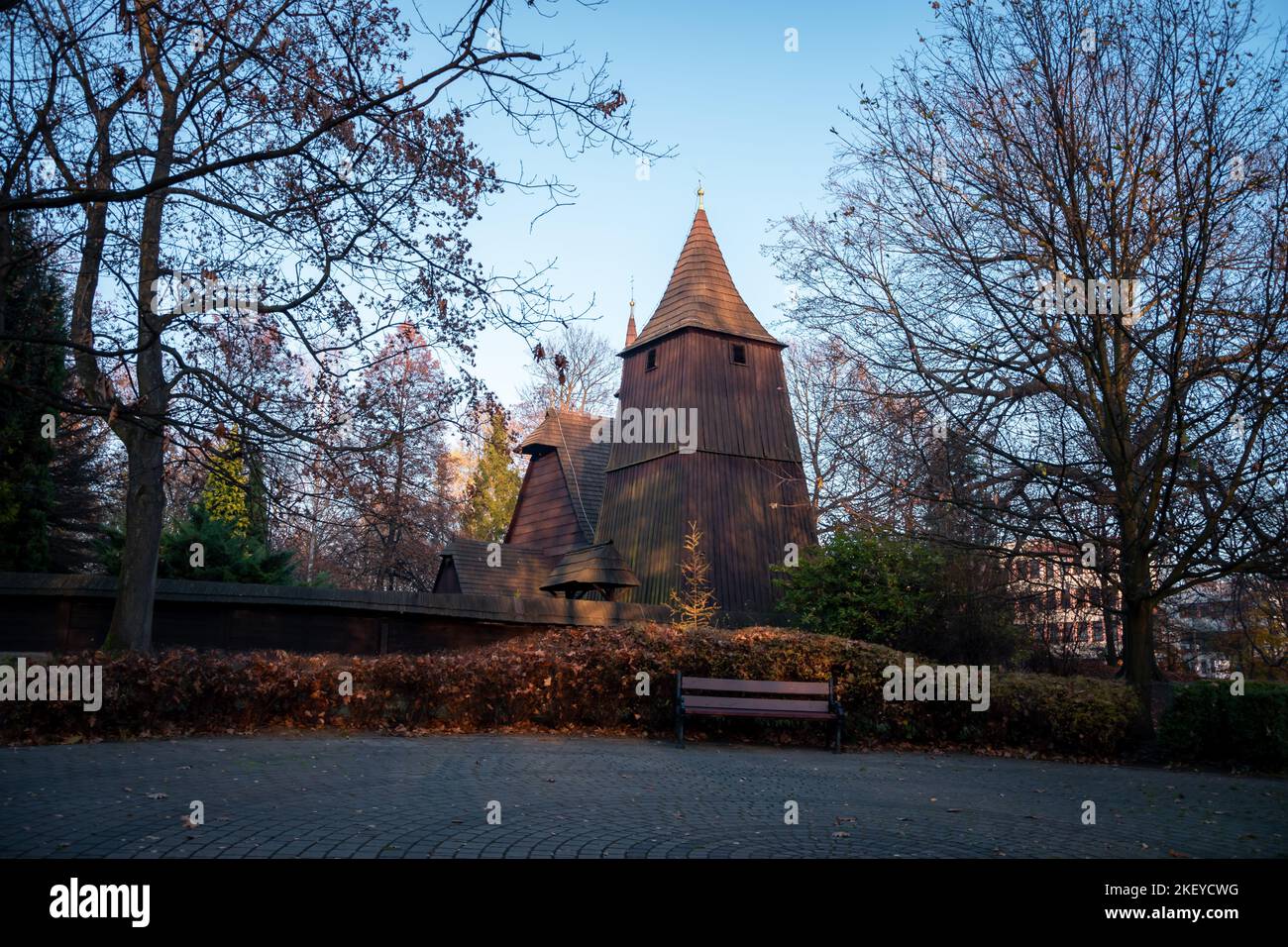 Kirche des heiligen Erzengels Michael in Katowice, Schlesien, Polen. Holztempel aus dem Anfang des XVI. Jahrhunderts, umgeben von Herbstbäumen. Stockfoto