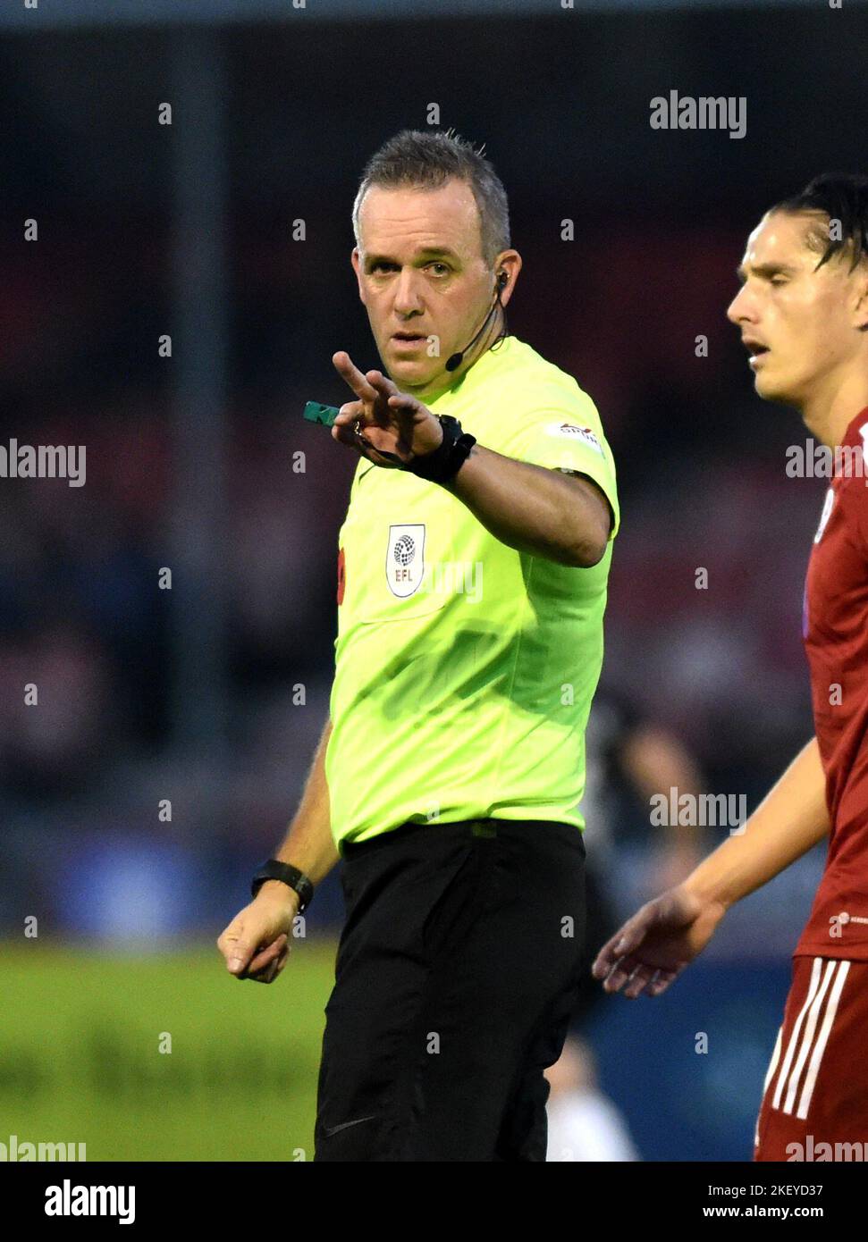 Schiedsrichter Carl Brook während des zweiten Spiels der EFL League zwischen Crawley Town und AFC Barrow im Broadfield Stadium , Crawley , Großbritannien - 12.. November 2022 nur zur redaktionellen Verwendung. Keine Verkaufsförderung. Für Football-Bilder gelten Einschränkungen für FA und Premier League. Keine Nutzung des Internets/Handys ohne FAPL-Lizenz - für Details wenden Sie sich an Football Dataco Stockfoto