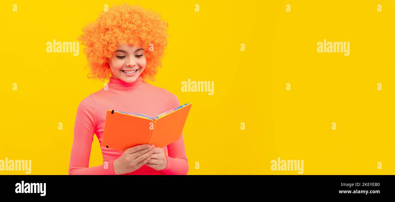Glückliches Mädchen Kind mit orangen Haaren in rosa Poloneck Lächeln Lesen Schulbuch, Wissen. Lustige Teenager Kind auf der Party, Poster-Banner-Header mit Kopie Stockfoto