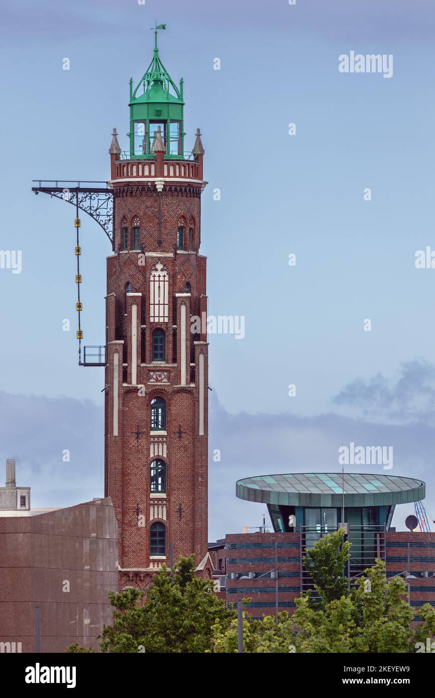 Blick auf den Leuchtturm Simon-Loschen im neuen Hafen Bremerhaven Stockfoto