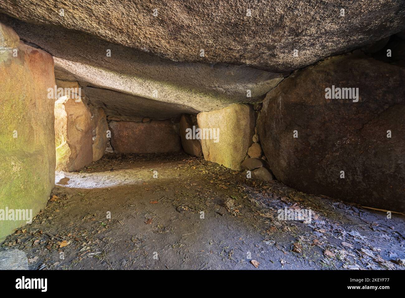 Im Inneren des größten Grabes auf der Dolmen-Stätte 25a-c, bekannt als die Kleinenkneter-Steine in Wildeshausen Stockfoto