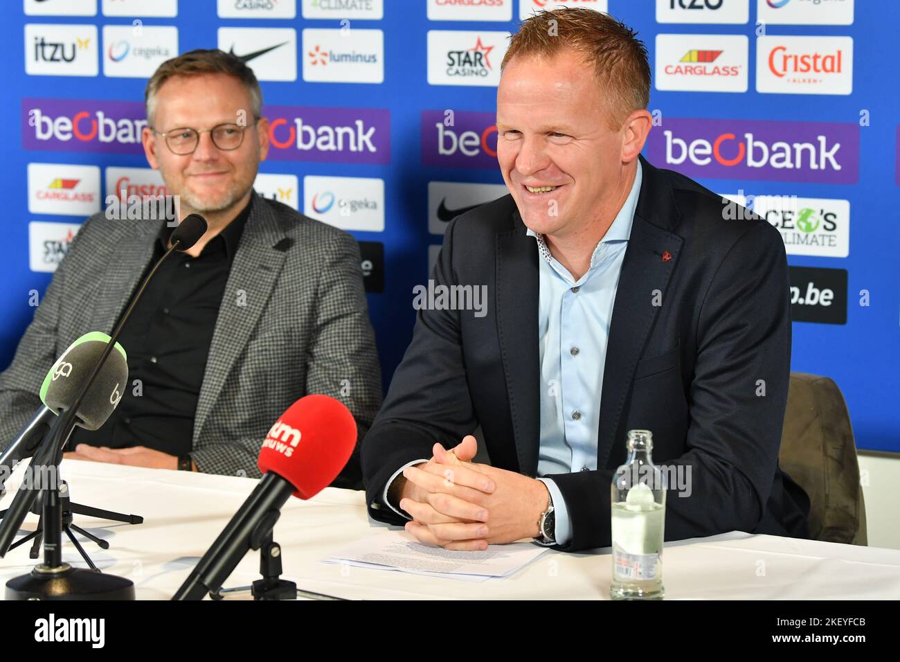 Genk, Belgien, 15/11/2022, Genks Vorsitzender Peter Croonen und Genks Cheftrainer Wouter Vrancken im Bild während einer Pressekonferenz des belgischen Fußballteams KRC Genk, Dienstag, 15. November 2022 in Genk, um die Zukunft der Zusammenarbeit mit dem Cheftrainer zu besprechen. BELGA FOTO JILL DELSAUX Stockfoto