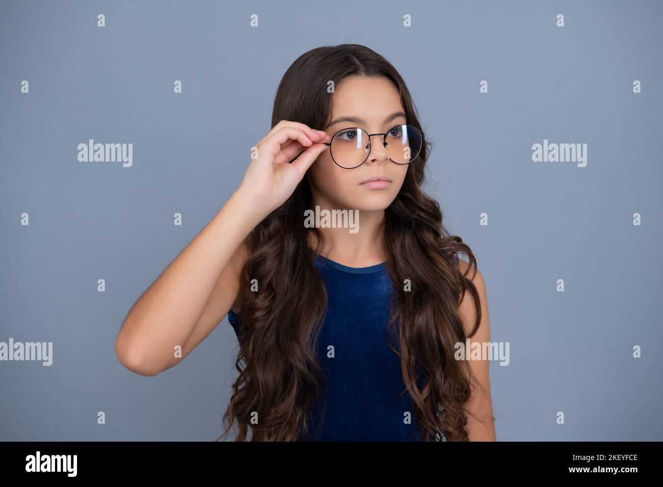Teenager Kind trägt Brille auf gelbem Studiohintergrund. Nettes Mädchen in Brillen. Stockfoto