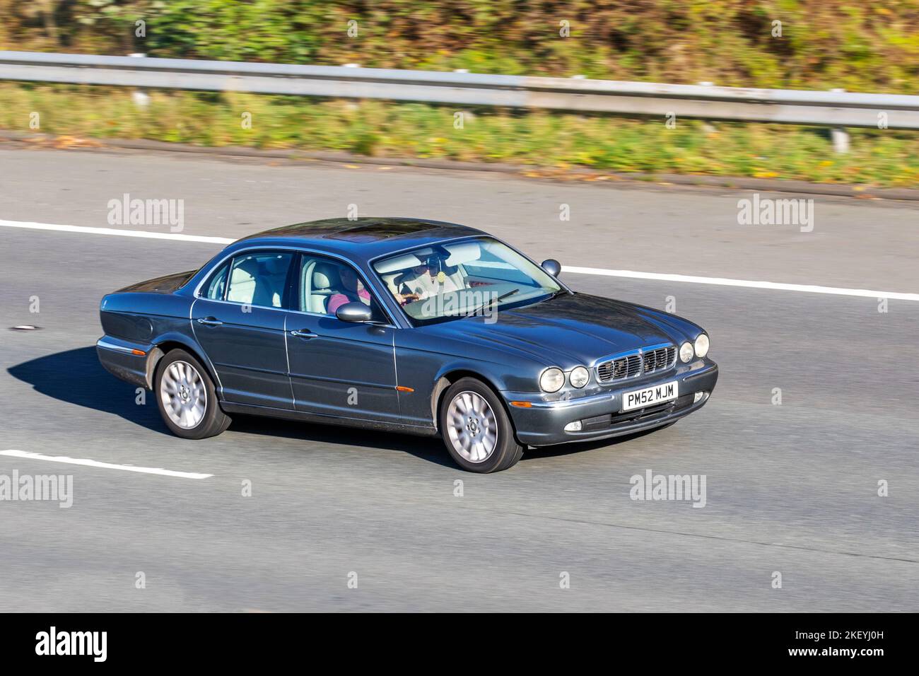 2003 Grau Schwarz britischer JAGUAR XJ 3585cc Benzin, unterwegs auf der M61 Motorway UK Stockfoto