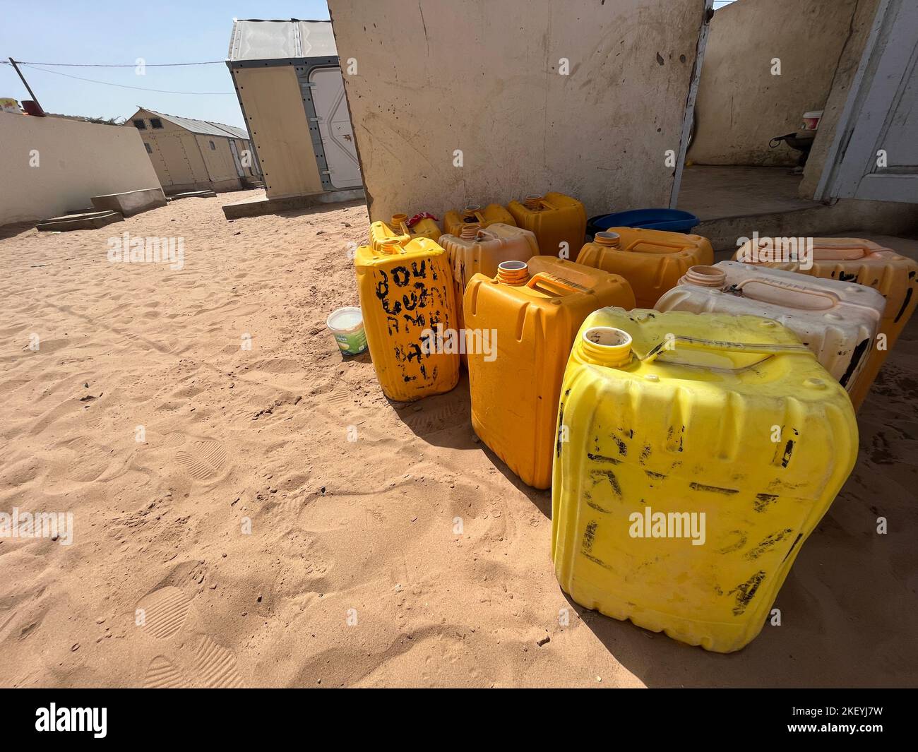 St. Louis, Senegal. 31. Oktober 2022. Wasserbehälter stehen in der Zeltstadt Diougoup in St. Louis. (To dpa 'gefährliche Nähe: Das 'Venedig Afrikas' kämpft gegen Überschwemmungen') Quelle: Lucia Weiß/dpa/Alamy Live News Stockfoto