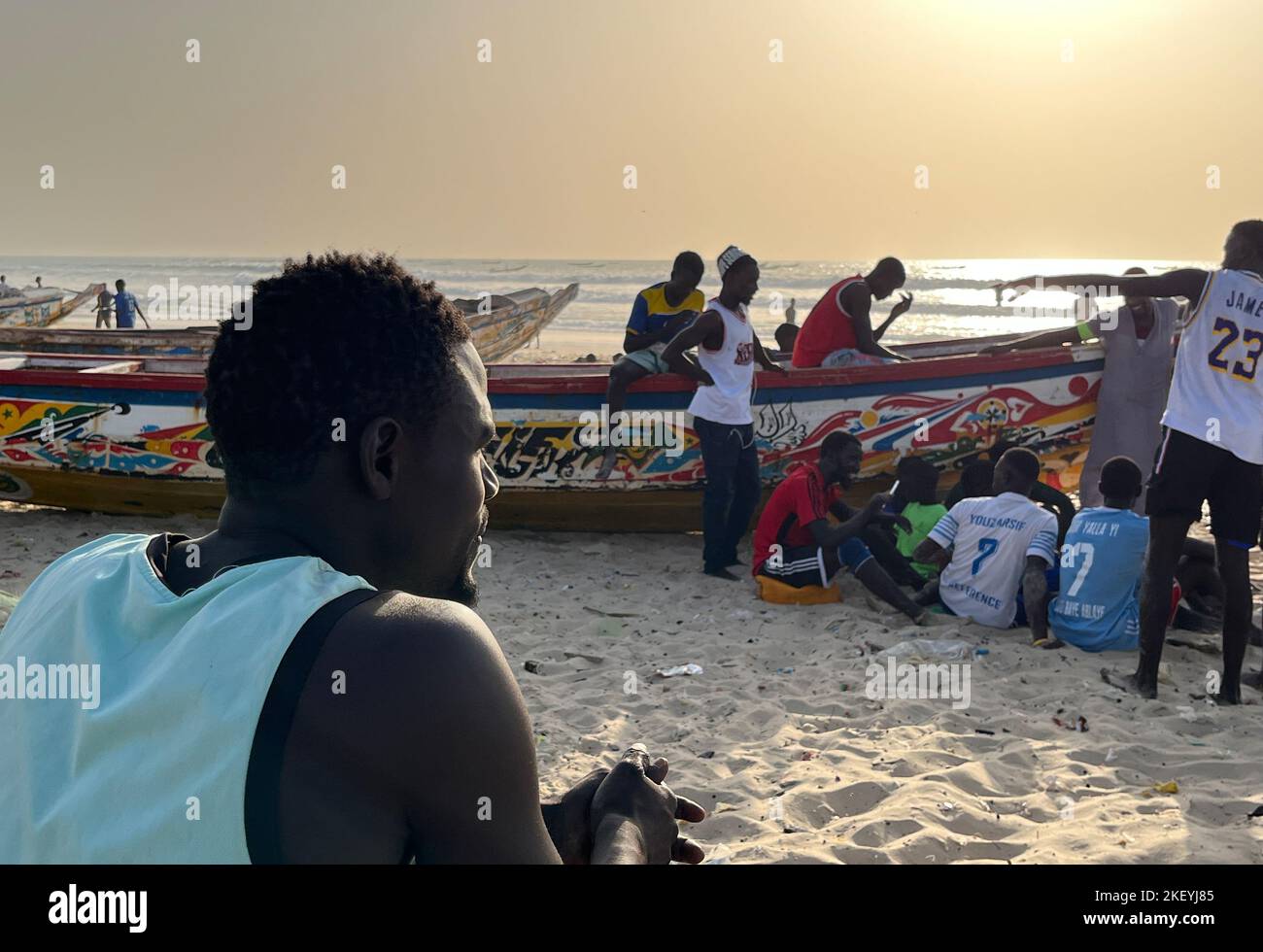 St. Louis, Senegal. 31. Oktober 2022. Der Fischer Bamba Diop blickt auf das Meer am Strand von St. Louis. (To dpa 'gefährliche Nähe: Das 'Venedig Afrikas' kämpft gegen Überschwemmungen') Quelle: Lucia Weiß/dpa/Alamy Live News Stockfoto