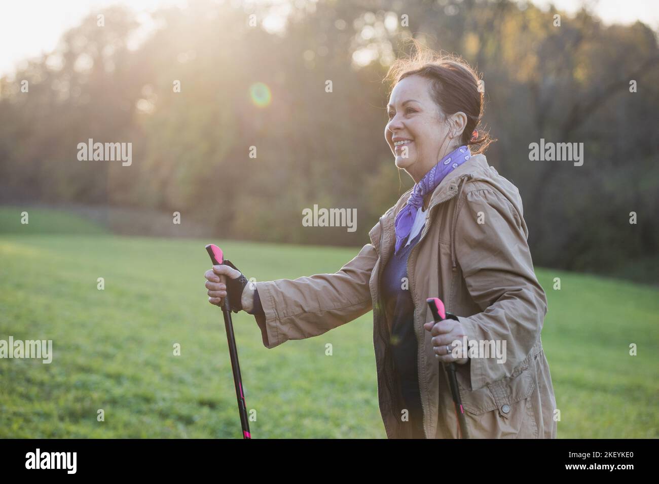 Porträt einer älteren Dame, die auf dem Land spaziert Stockfoto