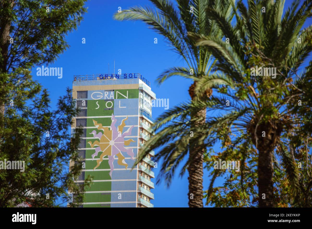 Alicante, Spanien. 7. November 2022. Oberer Teil des 1971 erbauten Hotels Gran Sol, Wandgemälde von Manuel Baeza Stockfoto