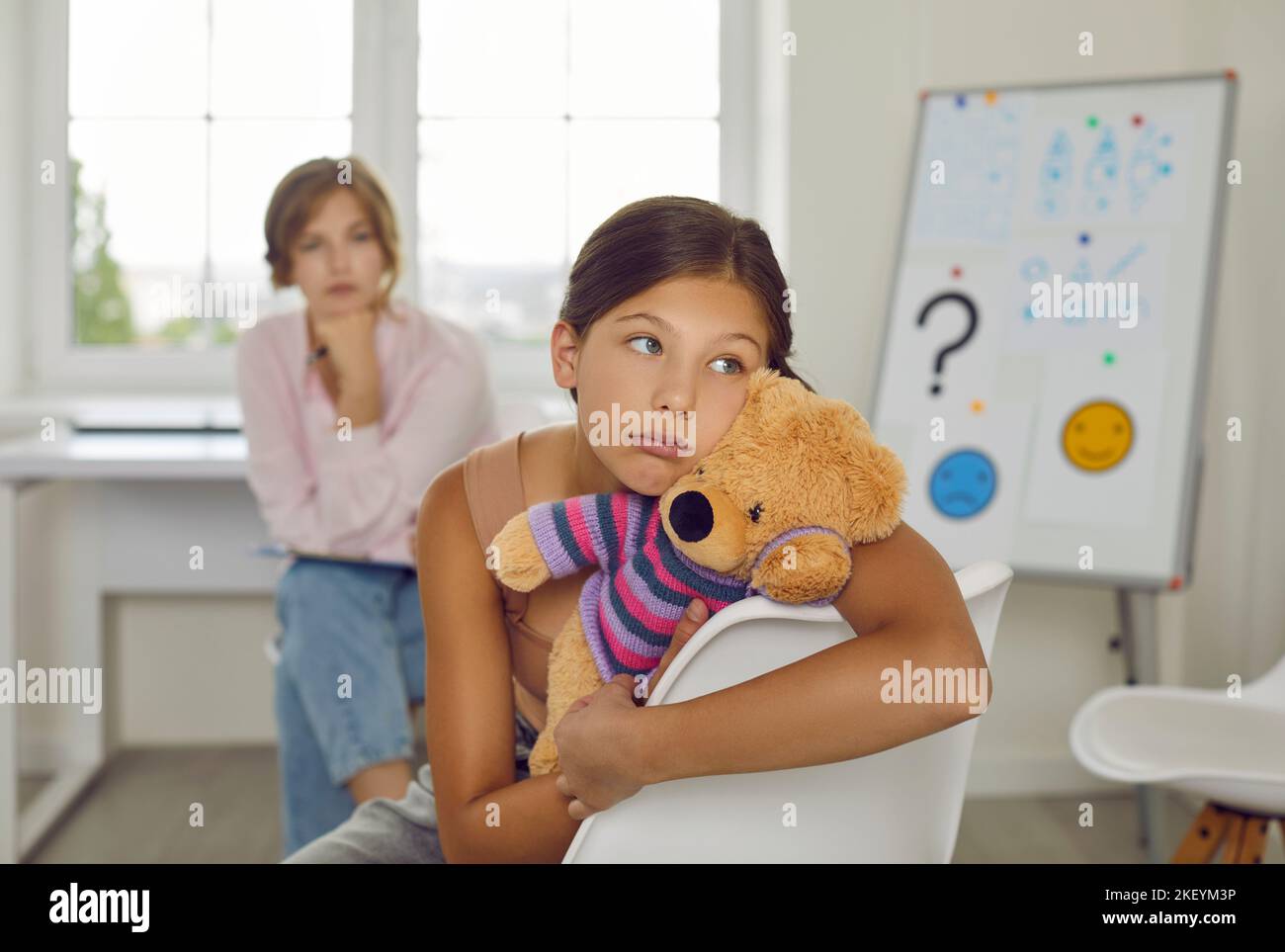 Unruhigen und gleichgültig präteen Mädchen ignoriert weibliche Psychologin während der Therapiesitzung. Stockfoto