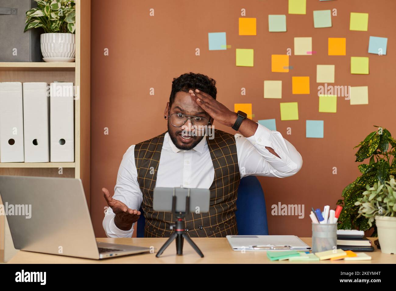 Schockiert emotional Geschäftsmann im Gespräch mit Kollegen in Online-Meeting Stockfoto