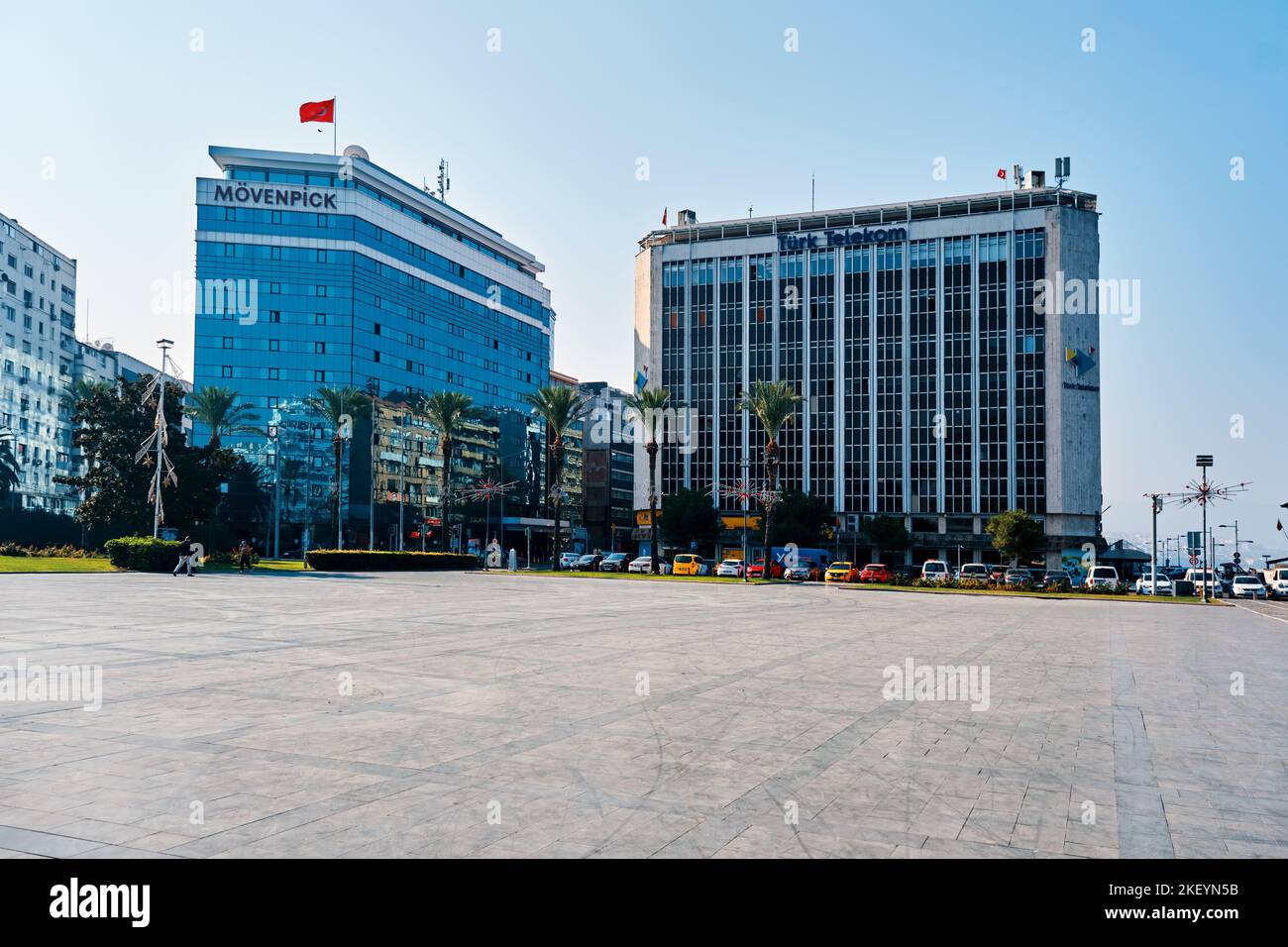 Izmir, Türkei - Oktober, 2022: Leere Ansicht des beliebten Touristenattraktionszentrums Cumhuriyet Square in Kordon, Alsancak, Izmir, Türkei. Stockfoto