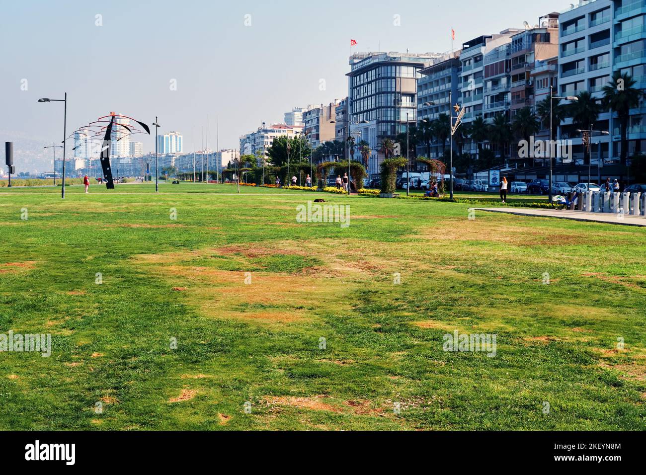 Izmir, Türkei - Oktober 2022: Kordon Park in Alsancak, Izmir, Türkei. Stockfoto