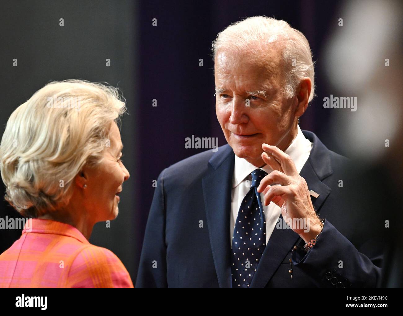 Die Präsidentin der Europäischen Kommission, Ursula von der Leyen, spricht mit US-Präsident Joe Biden während des Gipfeltreffens G20 in Bali, Indonesien. Bilddatum: Dienstag, 15. November 2022. Stockfoto