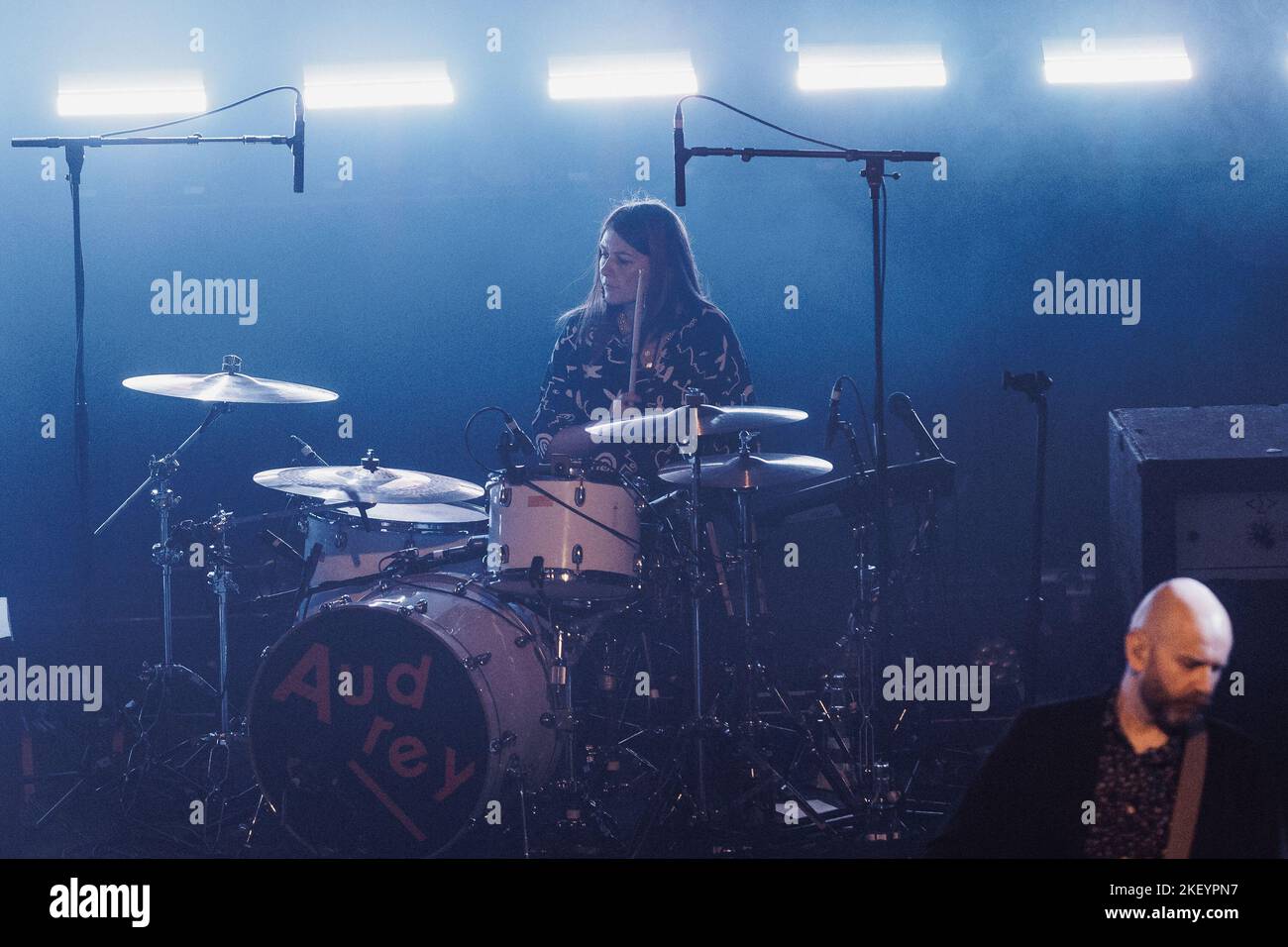 Kopenhagen. Dänemark. 13., November 2022. Die schottische Rockband Franz Ferdinand spielt ein Live-Konzert im VEGA in Kopenhagen. Hier ist Schlagzeuger Audrey Tait live auf der Bühne zu sehen. (Foto: Gonzales Photo - Thomas Rungstrom). Stockfoto