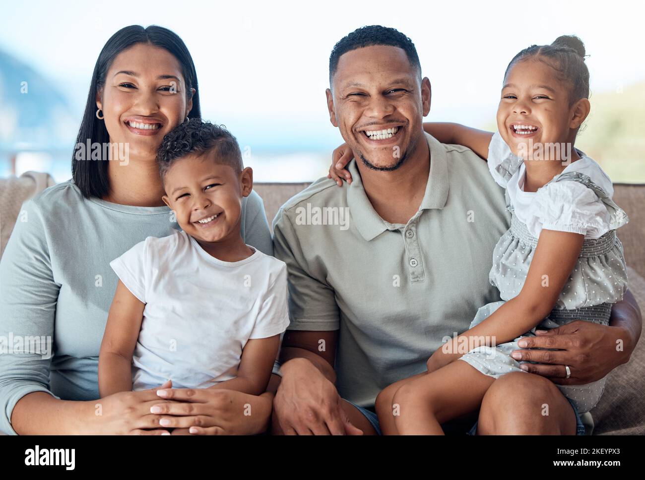 Familie, Lächeln und Eltern mit Kindern im Porträt, Glück und zusammen in der Familie zu Hause. Glückliche Familie, Bindung und Liebe mit Sorgfalt, Mutter und Stockfoto