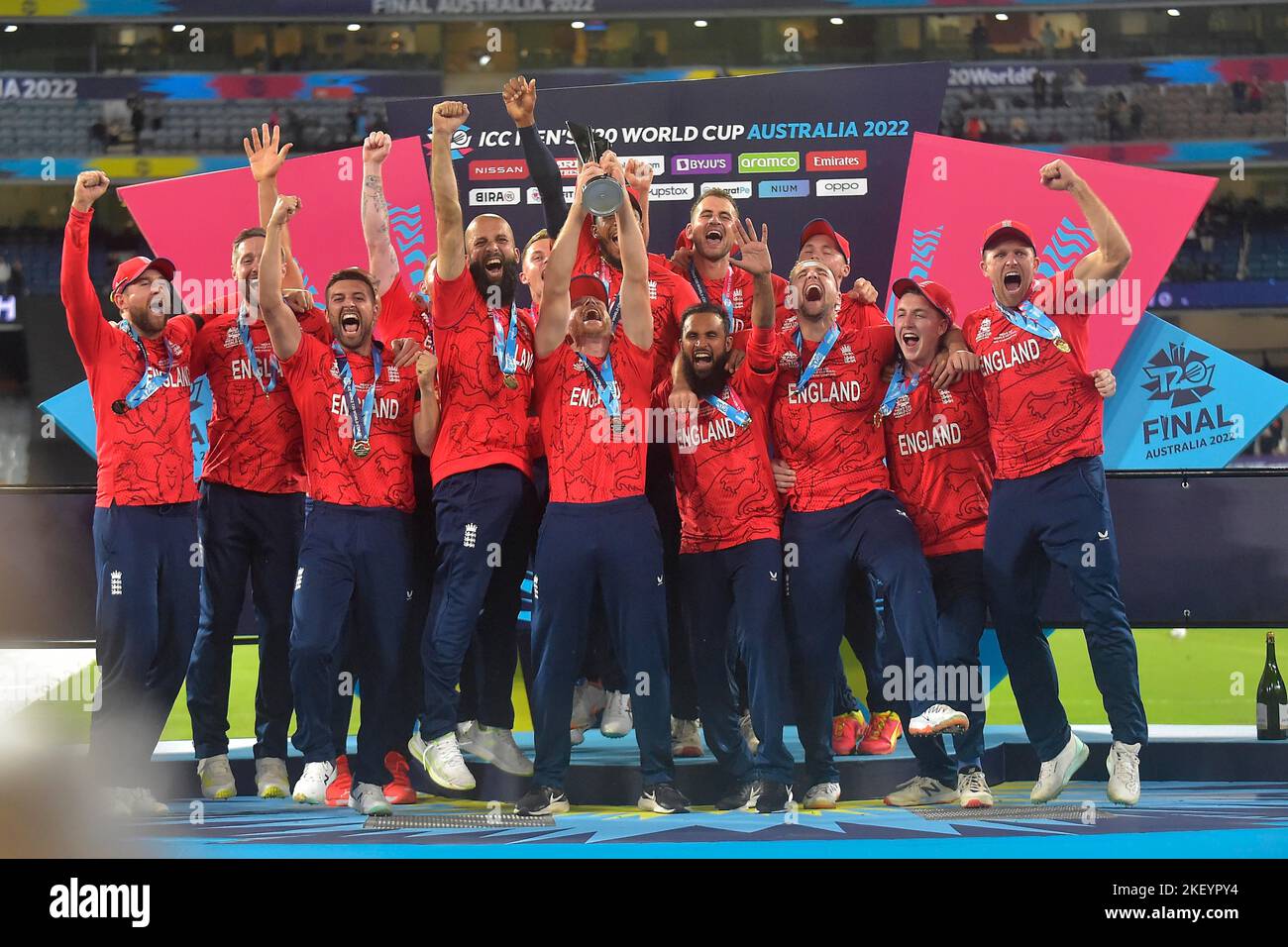 MELBOURNE, AUSTRALIEN - 13. NOVEMBER: England-Spieler halten die Trophäe, nachdem England am T20 13. November 2022 in Melbourne, Australien, das ICC Men's World Cup Final Match zwischen Pakistan und England auf dem Melbourne Cricket Ground gewonnen hat Stockfoto