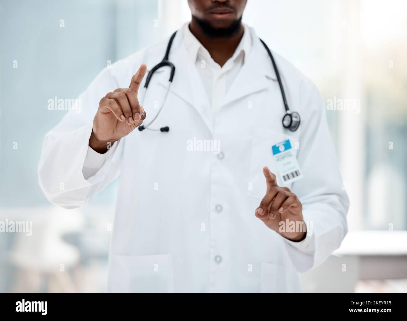 Arzthand, unsichtbarer Bildschirm und digitales Innovationsmockup für das Design von Software für Gesundheitswesen, Krankenhäuser und Wellness in der Informationstechnologie. Ai Stockfoto
