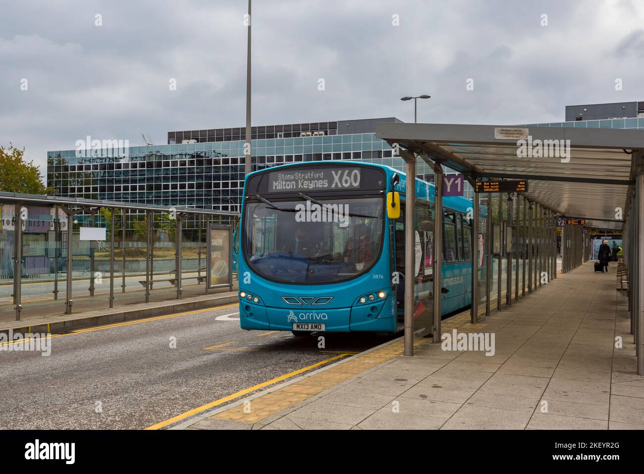 Arriva Bus X60 Stony Stratford Milton Keynes vor dem Bahnhof Milton Keynes Central in Milton Keynes, Buckinghamshire, Großbritannien im September Stockfoto