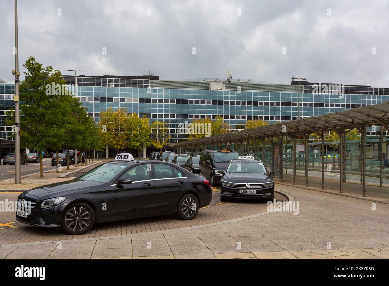 Taxistände, Taxis warten im September vor dem Bahnhof Milton Keynes Central in Milton Keynes, Buckinghamshire, Großbritannien Stockfoto