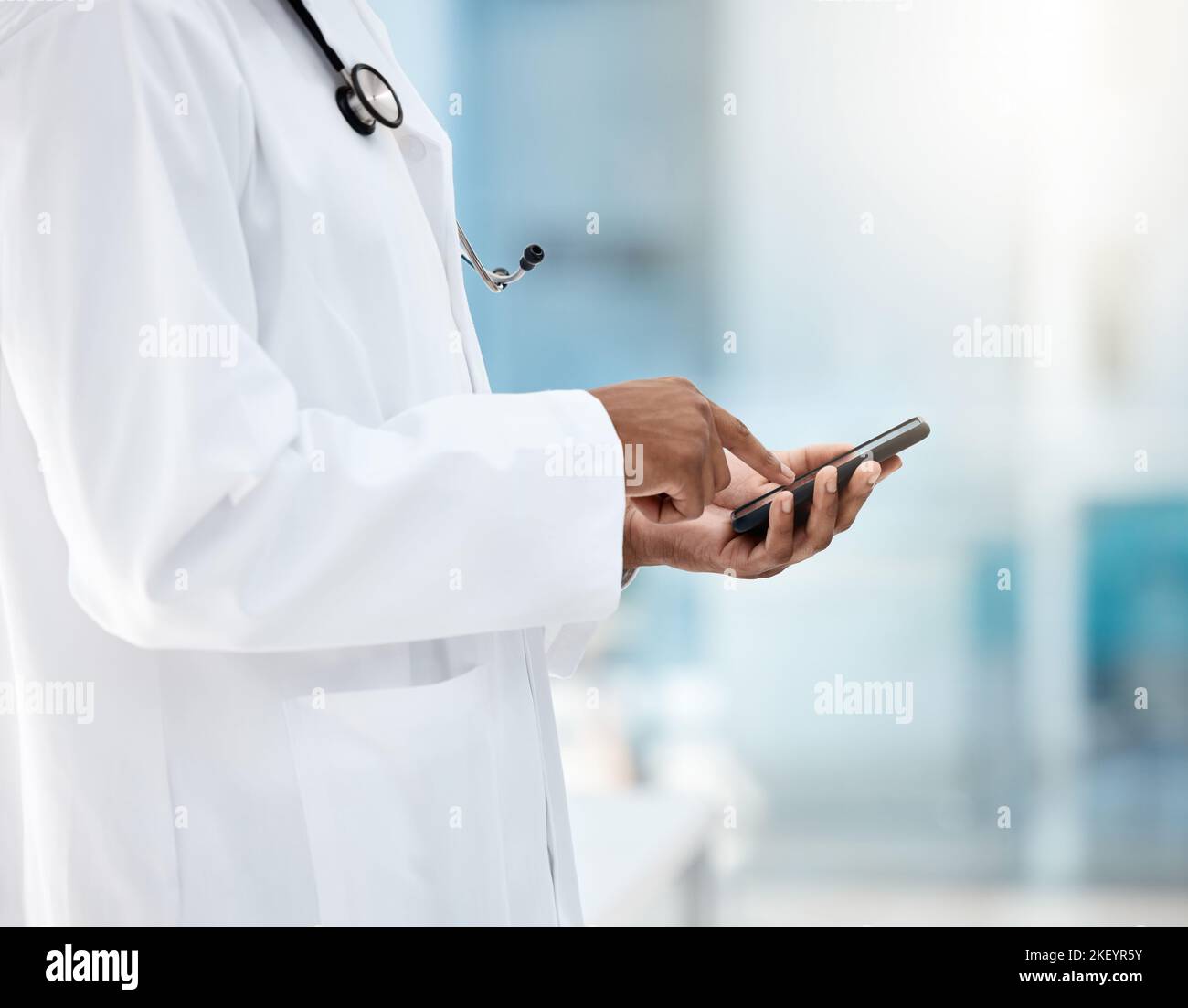 Telefon, Hände und Arzt auf einer medizinischen App oder einer Gesundheits-Website, die Feedback von Krankenhausforschungen eingibt oder per SMS schreibt. Mitarbeiter im Bereich Digital, Internet und Gesundheitswesen Stockfoto