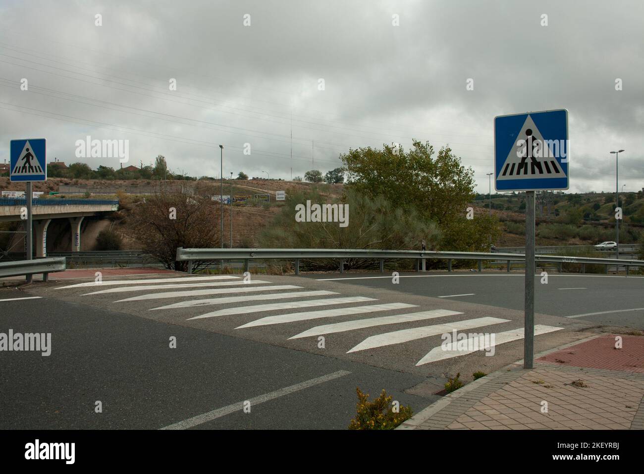 zebrastreifen, Zeichen der gleichen vertikalen und horizontalen auf einer Straße in der Gemeinschaft von Madrid. Schwarz und Weiß Stockfoto