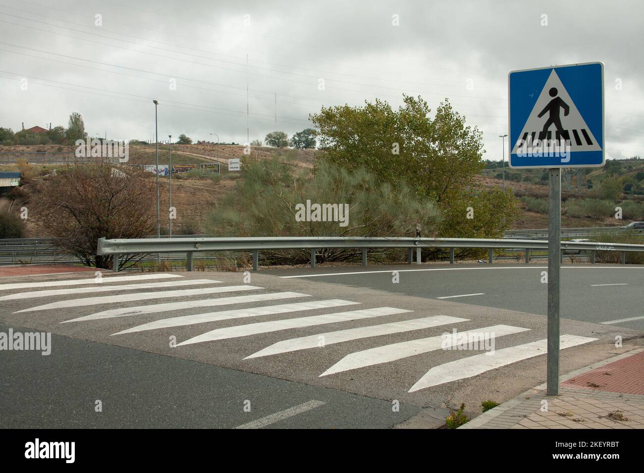 zebrastreifen, Zeichen der gleichen vertikalen und horizontalen auf einer Straße in der Gemeinschaft von Madrid. Schwarz und Weiß Stockfoto