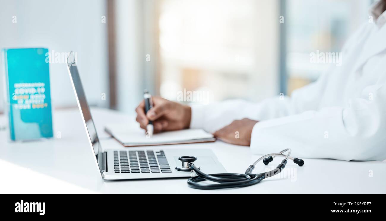 Arzt, Hände und Schreibrezept per Laptop für die Gesundheitsversorgung, Telekommunikation oder Konsultation im Krankenhaus. Hand der professionellen Medizin Stockfoto