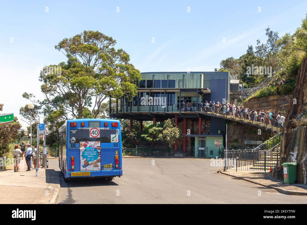 Besucher, die sich für den unteren Eingang der Sky Safari-Seilbahn am Taronga Zoo in Sydney, Australien, anstellen Stockfoto