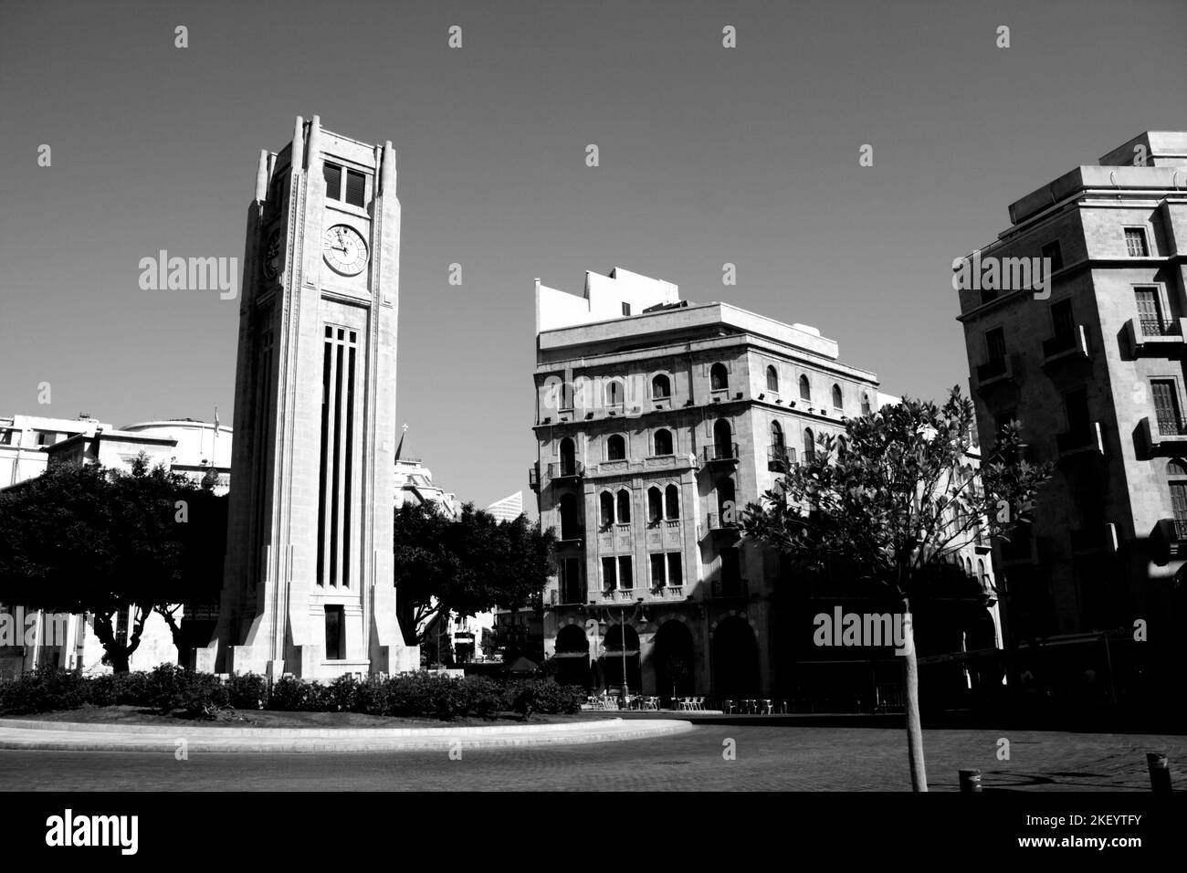 Schwarz-weißes Bild des Nejmeh-Platzes, Place de l’Etoile, mit dem viergesichtigen Rolex Clock Tower, im Zentrum von Beirut, Libanon Stockfoto