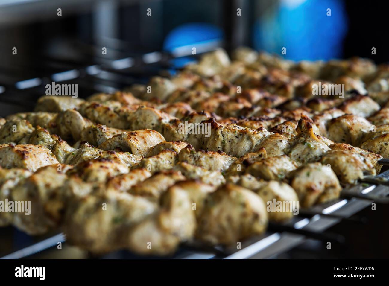 Kochen Huhn Tikka, ein schief Kebab Grill. Traditionelles indisches und paksitanisches Gericht, gekocht auf Holzkohle und Flamme. Stockfoto