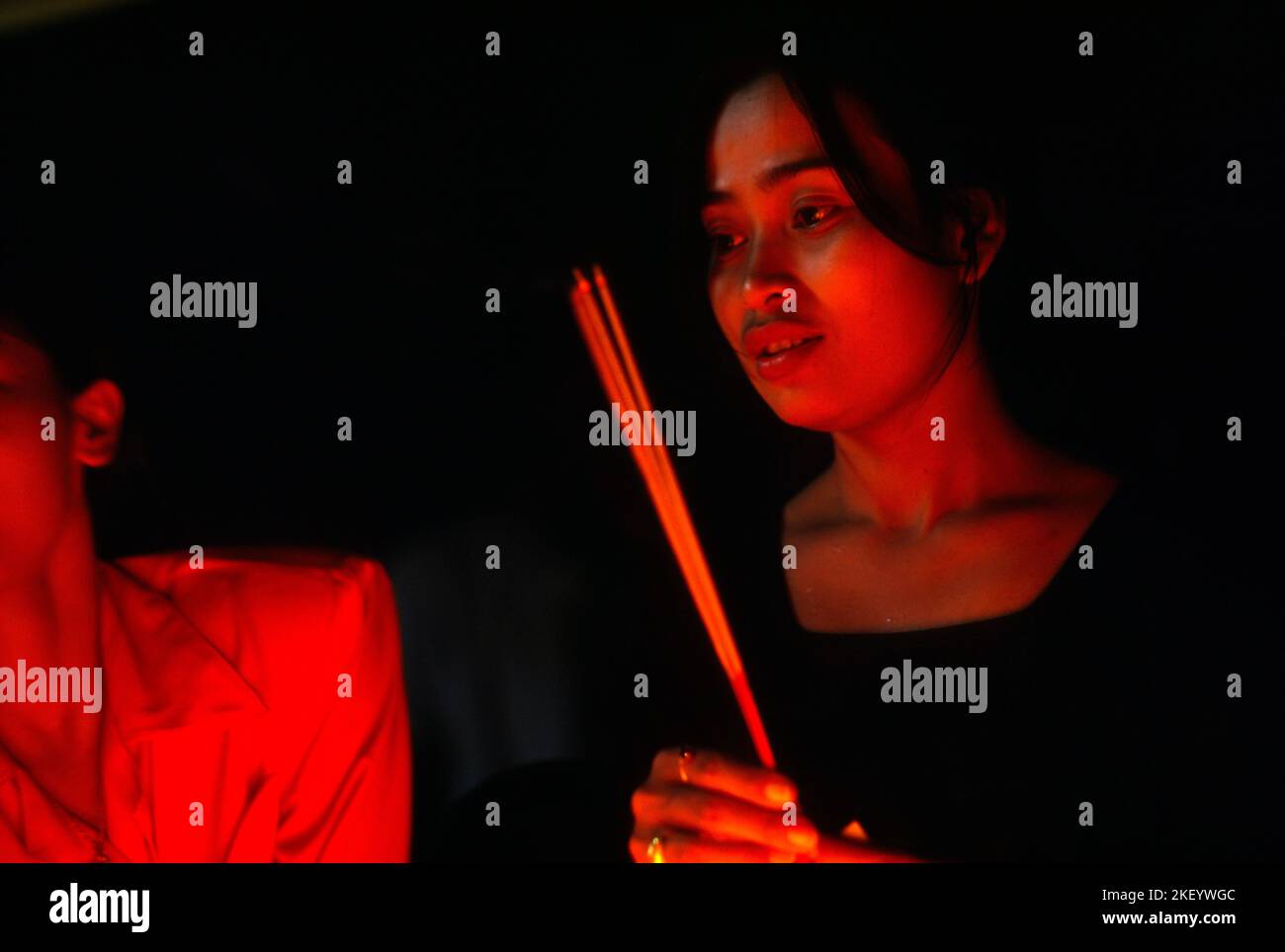 Thailändische Dame betet in einem Tempel, Surin, Thailand, Südostasien. Stockfoto