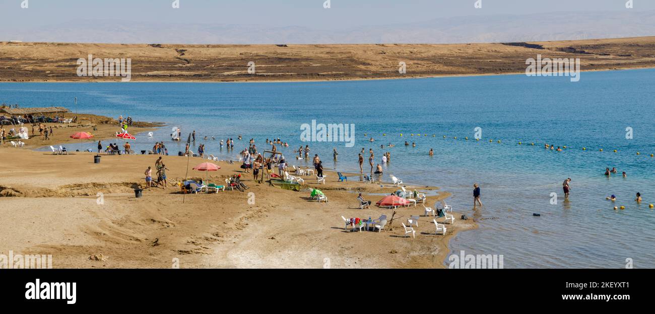 ISRAEL, Herzliya - 05. Oktober 2022:Touristen, die sich an der Küste des Meeres in Israel ausruhen Stockfoto