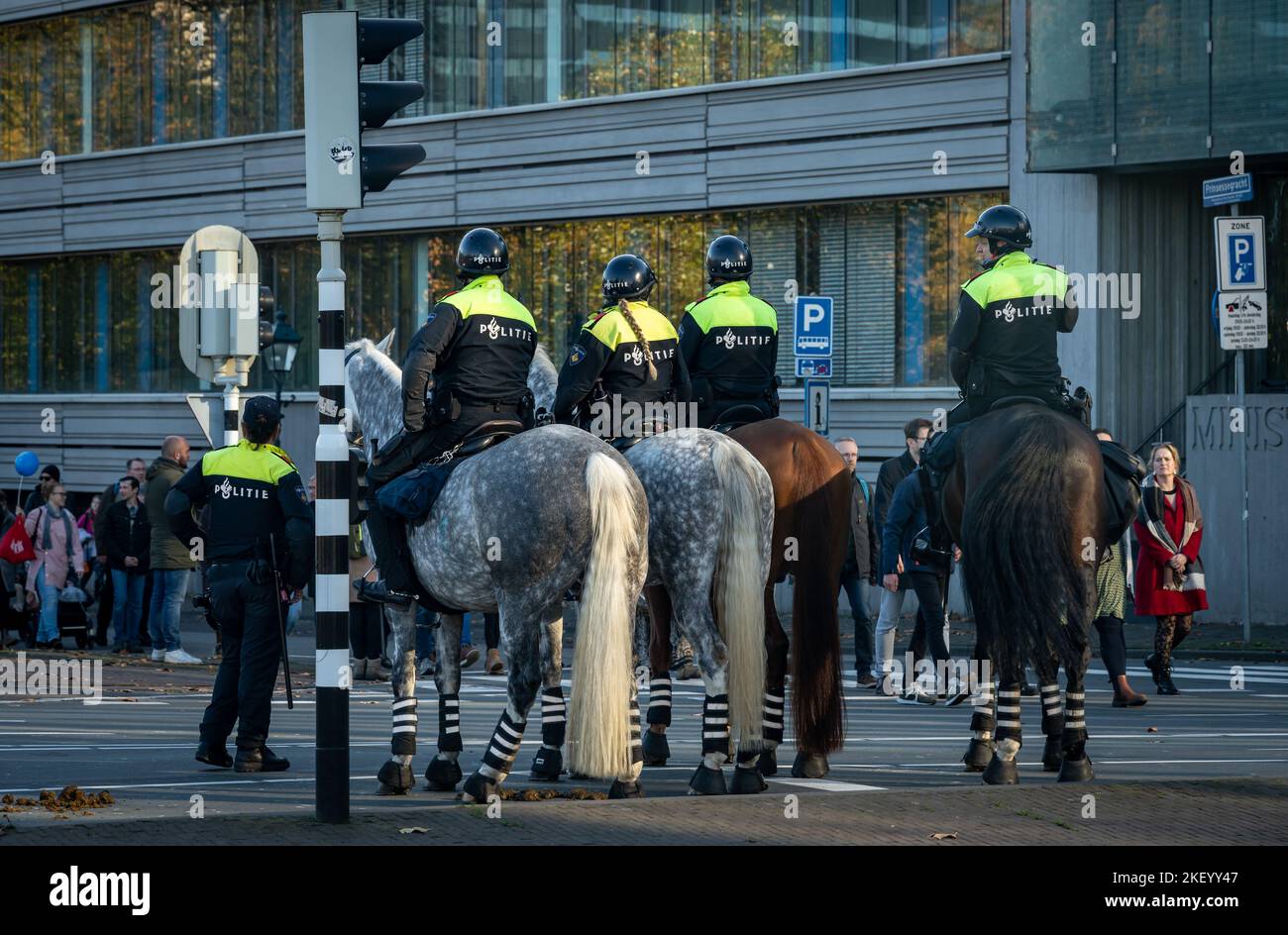 Den Haag, Niederlande, 12.11.2022, holländische Polizisten auf Pferden während der Demonstration im Zentrum von Den Haag Stockfoto