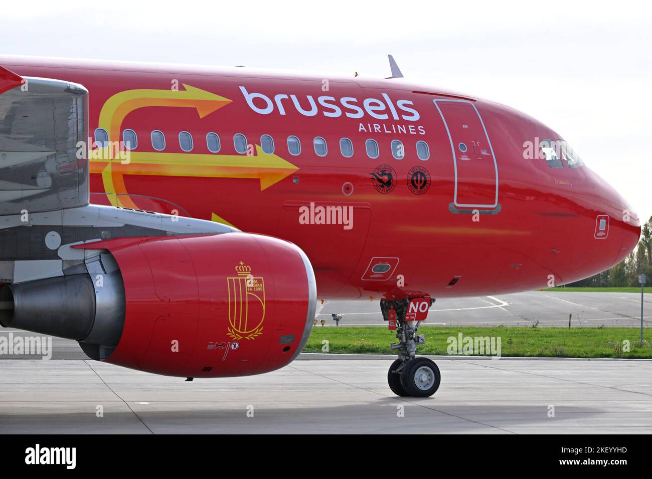 Zaventem. 15. November 2022, Abbildung zeigt die Präsentation des neuen sogenannten Trident von Brussels Airlines beim Abflug der belgischen Fußballnationalmannschaft der Roten Teufel vom Flughafen Brüssel, Dienstag, 15. November 2022, in Zaventem. Die Red Devils fliegen heute nach Kuwait, um vor der FIFA Fußball-Weltmeisterschaft 2022 ein Trainingslager zu absolvieren. Das Flugzeug ist in speziellen Farben für die belgische Fußballnationalmannschaft lackiert. BELGA FOTO ERIC LALMAND Stockfoto