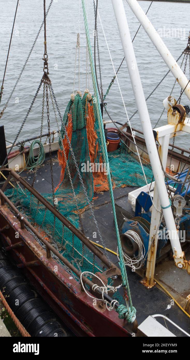 Bunte Fischernetze, die auf einem Trawler im Hafen von Whitby trocknen Stockfoto