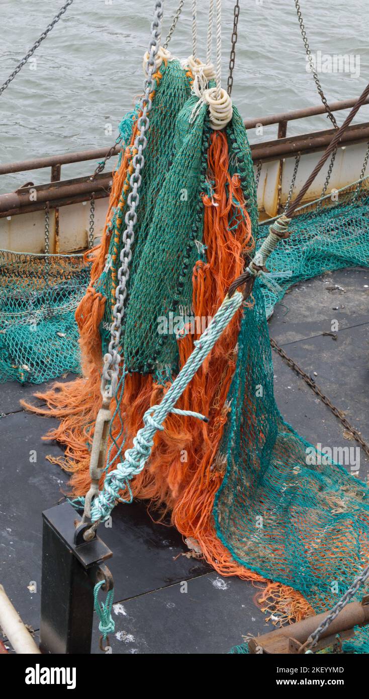 Bunte Fischernetze, die auf einem Trawler im Hafen von Whitby trocknen Stockfoto