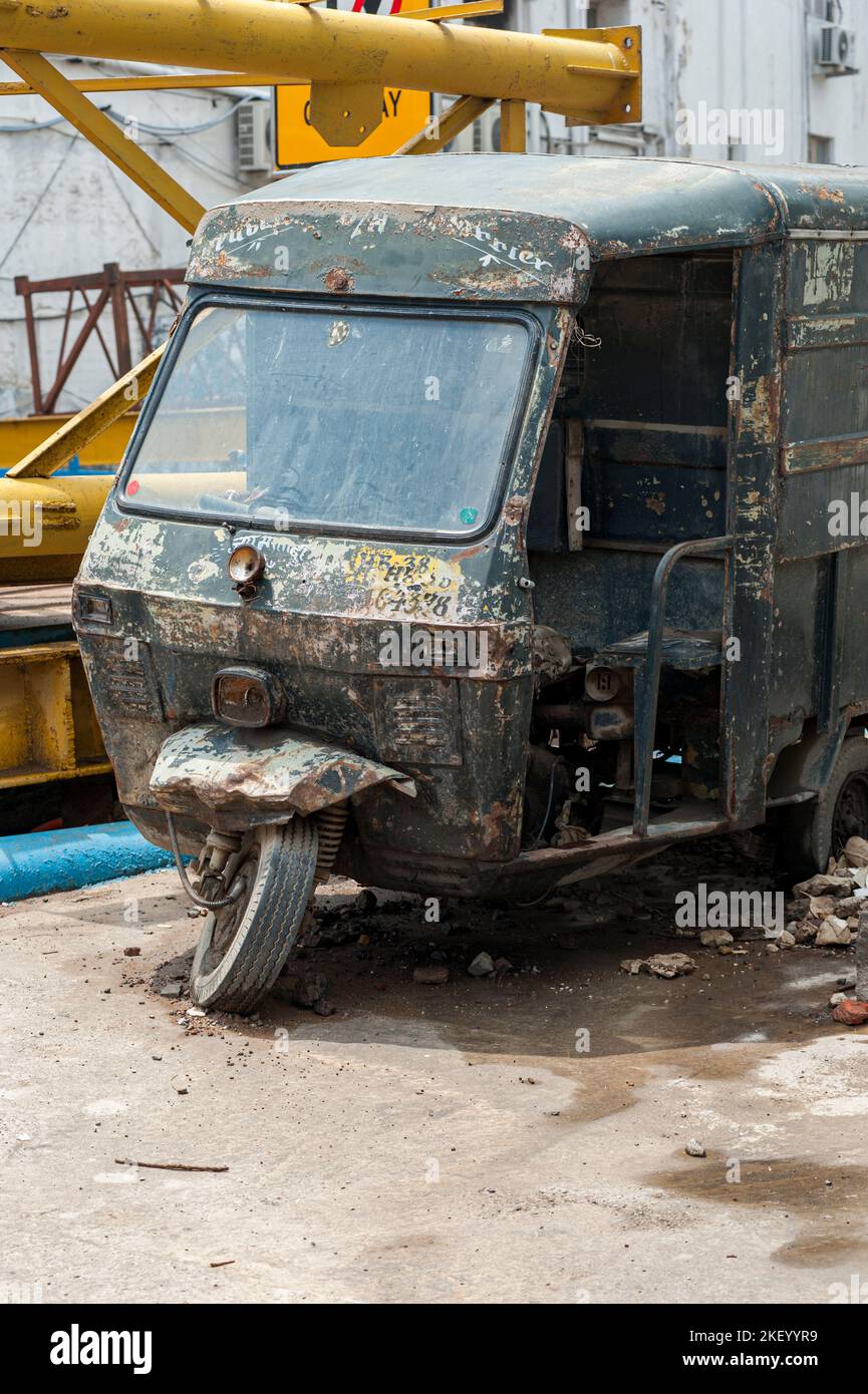 Verlassene und verrostete Tuk-Tuk oder Auto-Rikscha am Straßenrand in Indien Stockfoto