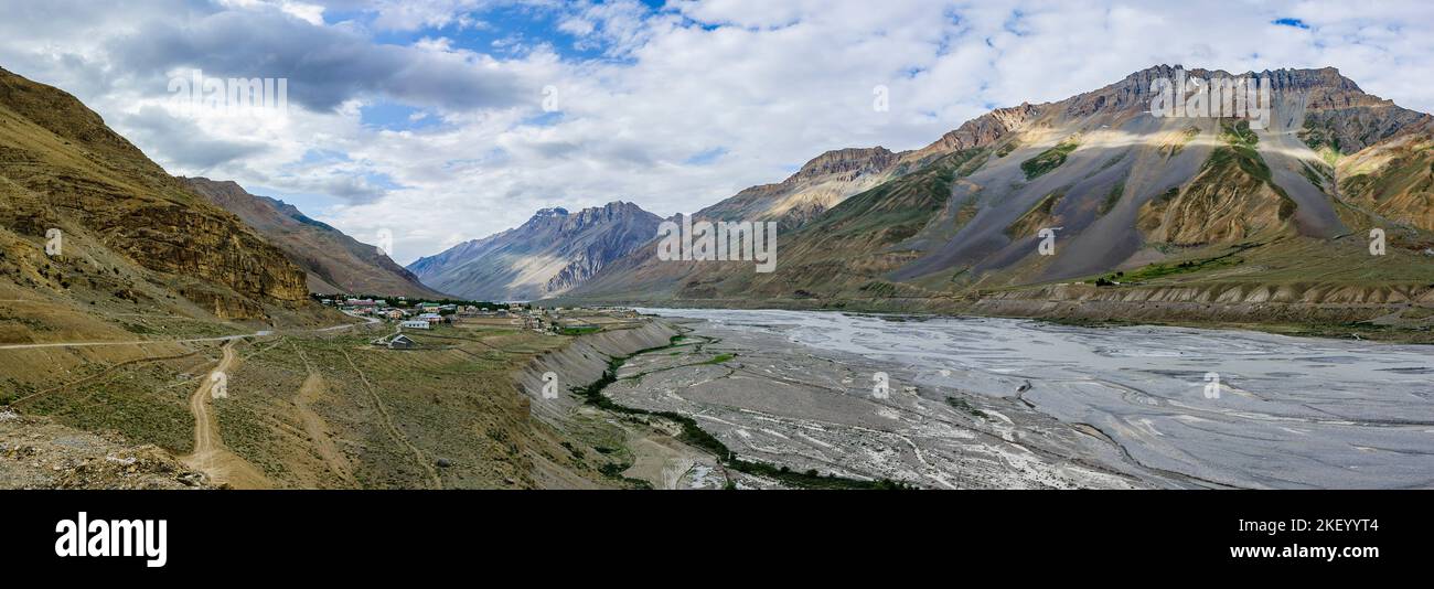 Blick auf den Spiti River mit dem Dorf Luling, Kaza, Himachal Pradesh. Grampu Batal Kaza Rd. (Im Winter geschlossen), 505 Stockfoto