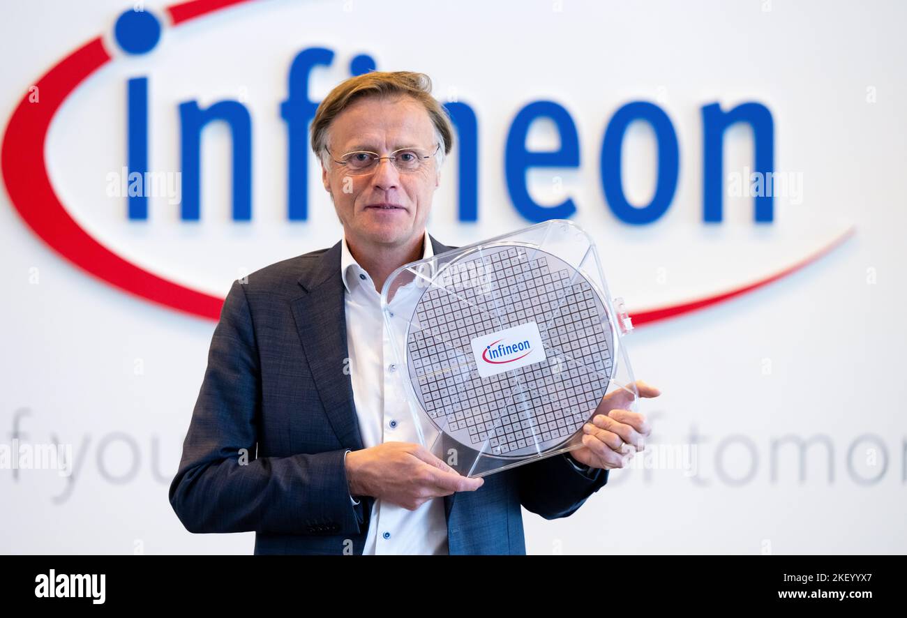 Neubiberg, Deutschland. 15.. November 2022. Jochen Hanebeck, Vorstandsvorsitzender von Infineon, zeigt vor Beginn der Jahrespressekonferenz am Hauptsitz des Halbleiterherstellers einen Wafer. Das Unternehmen gab an diesem Tag seine Jahreszahlen bekannt. Quelle: Sven Hoppe/dpa/Alamy Live News Stockfoto