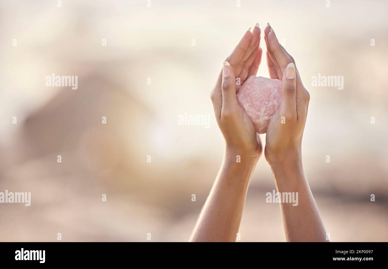 Frau, Kristallhände und Zen im Freien in der Natur zur Heilung von Wellness, Achtsamkeit oder Frieden mit Geisterfelsen. Rosenquarz, Energiestein oder Ruhe Stockfoto