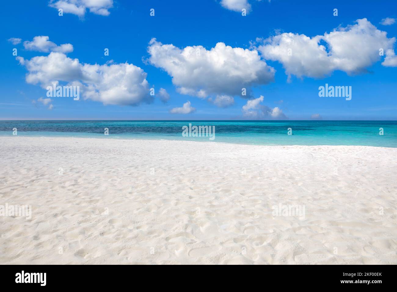 Meerblick vom tropischen Strand mit sonnigem Himmel. Sommerparadies Strand. Exotische Landschaft mit Wolken am Horizont, Küste, Meer auf den Malediven Inseln Stockfoto