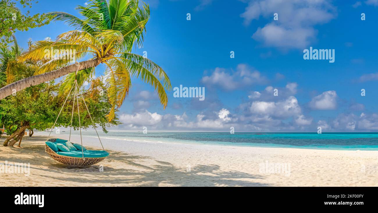 Tropischer Relax-Strand als Sommerinsel-Landschaft mit Strandschaukel oder Hängematte auf Palmen, in der Nähe von fantastischem Meerblick. Unglaublicher Strandpanorama-Urlaub Stockfoto