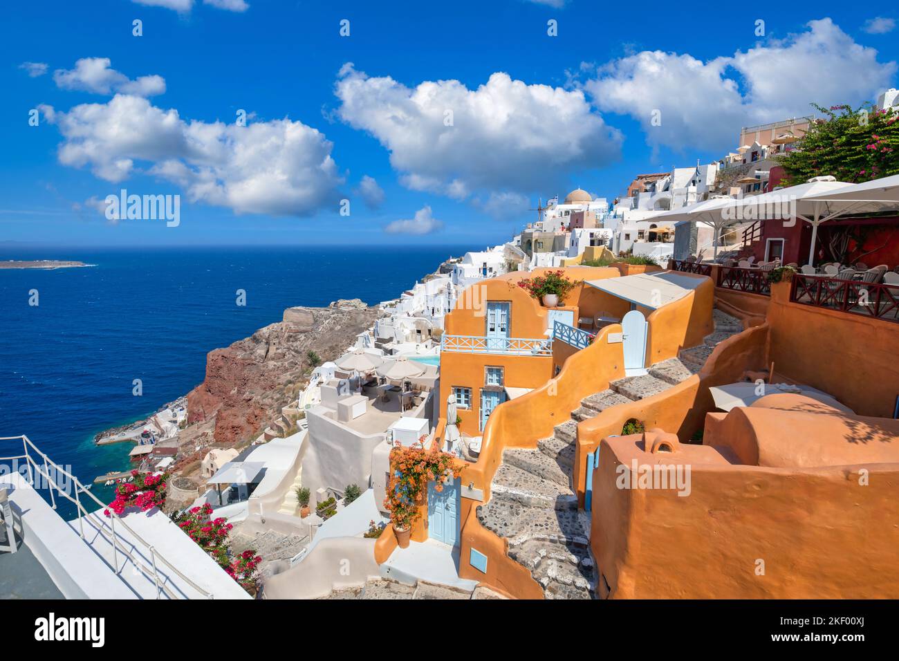 Weiße Waschtreppen und Eingang auf der Insel Santorini, Griechenland. Der Blick auf Caldera Meerblick. Berühmte Touristenattraktion, landschaftlich reizvolle Destination Stockfoto