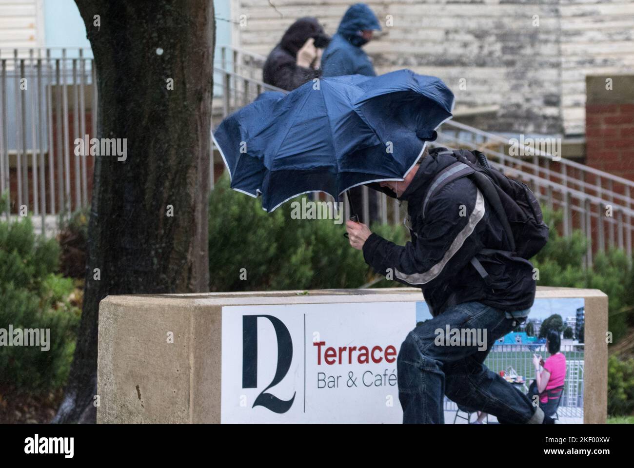 Eastbourne, East Sussex, Großbritannien. 15.. November 2022. In diesem Südküstenresort kommt es zu Windböen, die den Pendlern am Morgen Probleme bereiten. Kredit: Newspics UK South/Alamy Live Nachrichten Stockfoto