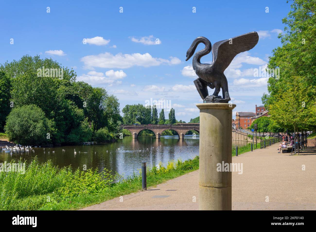 Worcester River Severn und die Schwanenrettungsstatue oder der Schwan von Kleve am Flussufer des Severn Worcester Worcestershire England GB Europa Stockfoto