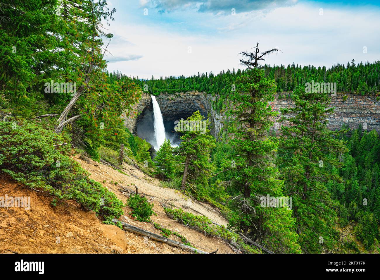 Helmcken Falls im Wald im Wells Gray Provincial Park. British Columbia Stockfoto
