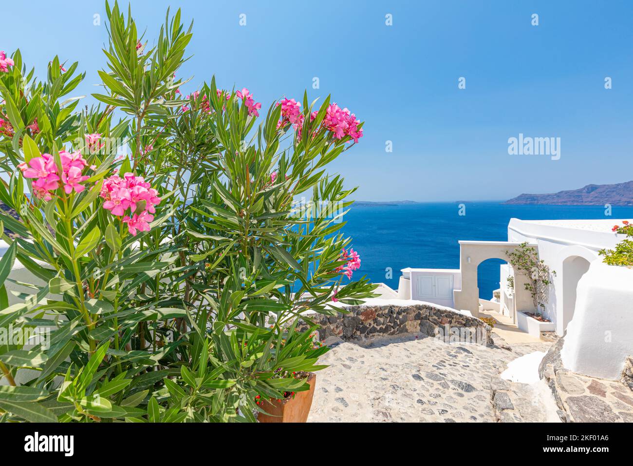 Weiße Waschtreppen und Eingang auf der Insel Santorini, Griechenland. Der Blick auf Caldera Meerblick. Berühmte Touristenattraktion, landschaftlich reizvolle Destination Stockfoto